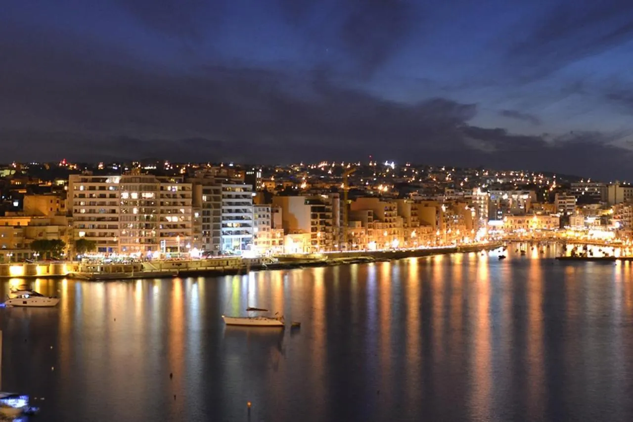 Seafront Luxury Apartment Incl Pool Sliema