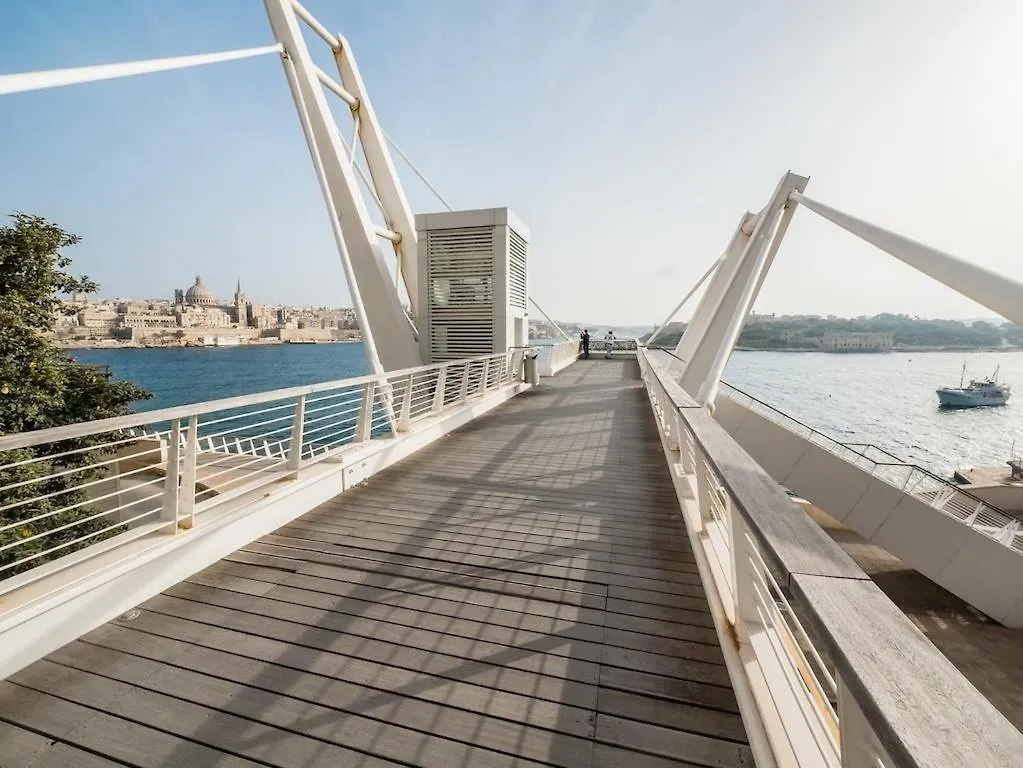 Seafront Luxury Apartment Incl Pool Sliema